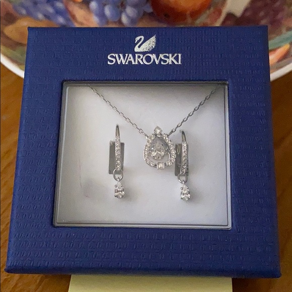 NWT Swarovski Moving Pendent & dangling earrings
